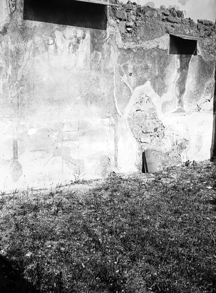 VI.7.6 Pompeii. W.1288. Room 10, east wall of triclinium with remains of a wall painting of Hercules, on left.
According to Fiorelli, various Muses with their attributes were painted on the walls of the room.
According to Bragantini, on the east wall at the south end, was a painting of a Muse with a zither.
See Bragantini, de Vos, Badoni, 1983. Pitture e Pavimenti di Pompei, Parte 2. Rome: ICCD. (p.148)
Photo by Tatiana Warscher. Photo © Deutsches Archäologisches Institut, Abteilung Rom, Arkiv.