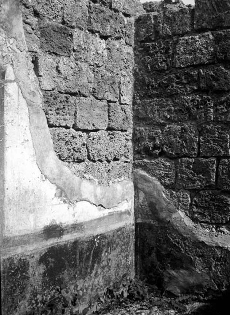 VI.7.6 Pompeii. W.1291. Room 12, north-east corner with remains of painted decoration on dado.
Photo by Tatiana Warscher. Photo © Deutsches Archäologisches Institut, Abteilung Rom, Arkiv.