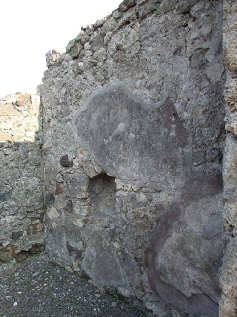 VI.7.6 Pompeii.  March 2009.  Room 13. South wall with niche.