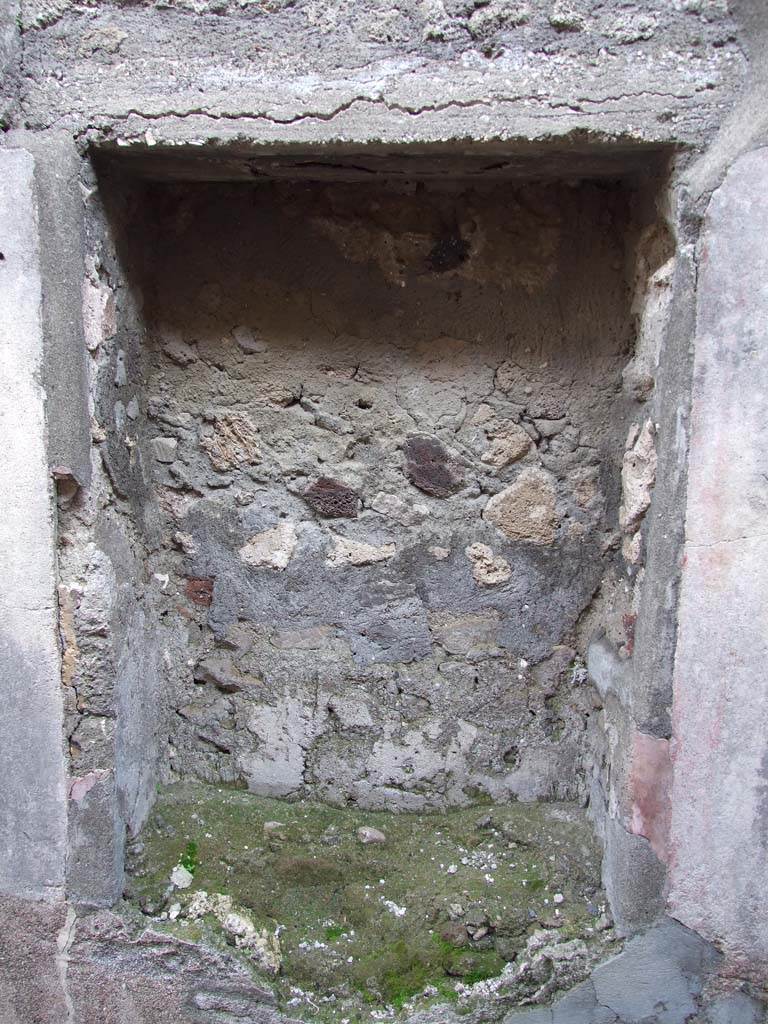 VI.7.6 Pompeii. March 2009. Room 2, recess in east wall of cubiculum.