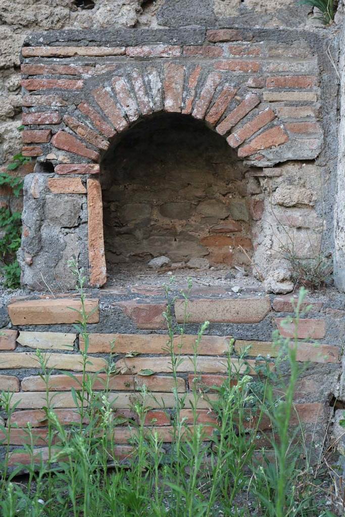 VI.7.7 Pompeii. December 2018. 
Looking west to north end of hearth/bench in kitchen area. Photo courtesy of Aude Durand.