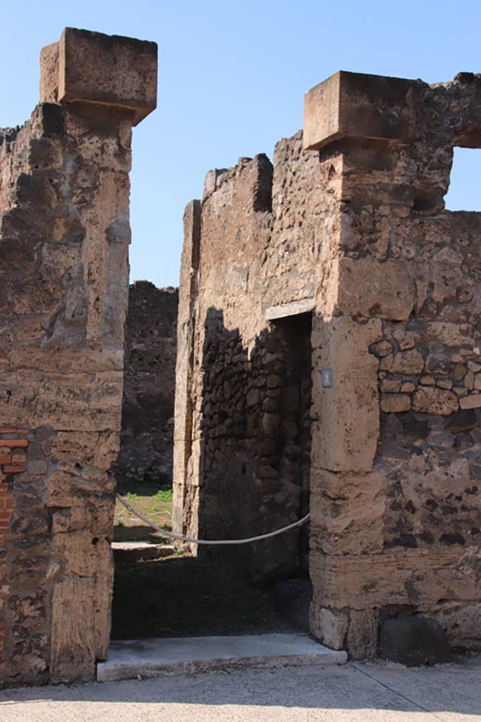 VI.7.9 Pompeii. October 2022. 
Looking west towards entrance doorway and north side of entrance corridor/fauces.
Photo courtesy of Klaus Heese.