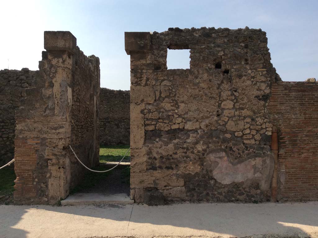 VI.7.9 Pompeii. October 2017. Looking west towards entrance doorway, and detail from wall on north of doorway.
Foto Taylor Lauritsen, ERC Grant 681269 DÉCOR.
