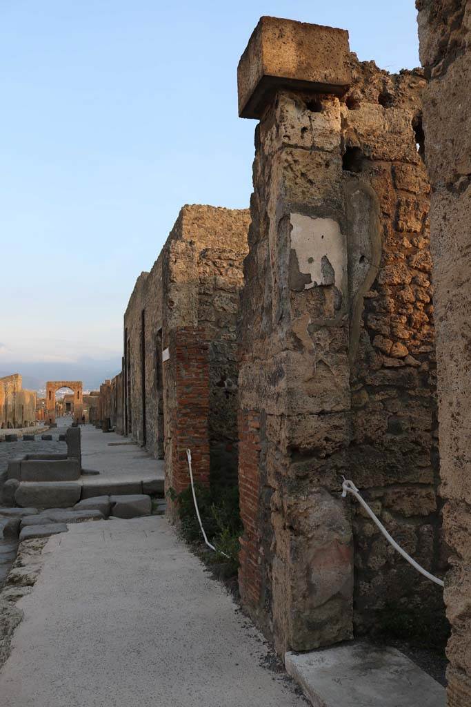 VI.7.9 Pompeii. December 2018. 
Entrance doorway on Via di Mercurio, looking towards south side of doorway, on right.
Photo courtesy of Aude Durand.