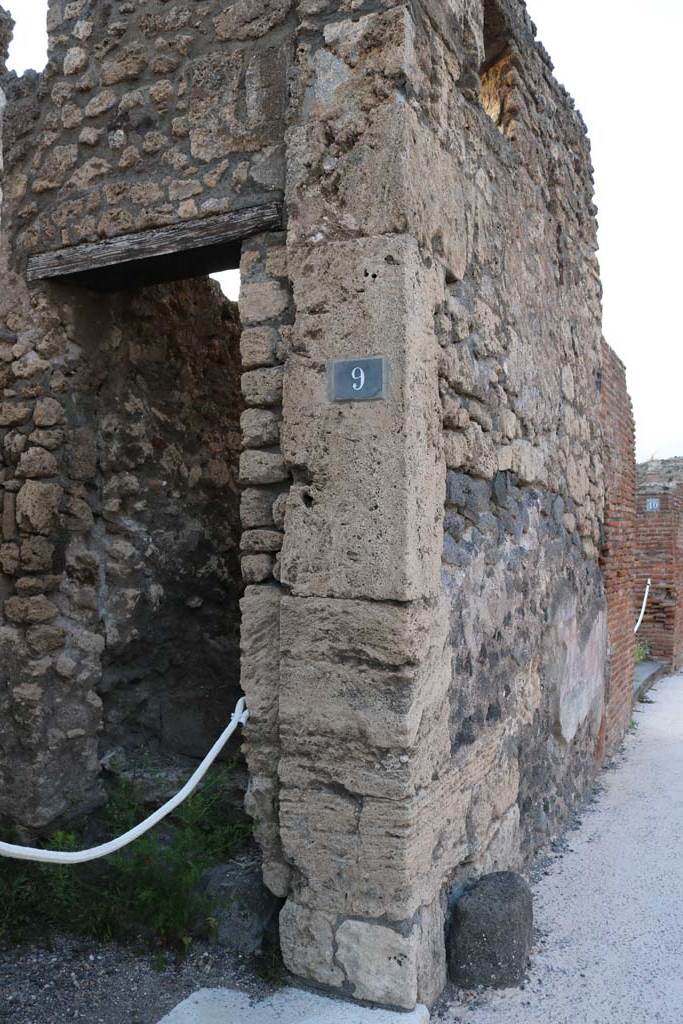 VI.7.9 Pompeii. December 2018. 
North side of entrance doorway and front facade. Photo courtesy of Aude Durand.