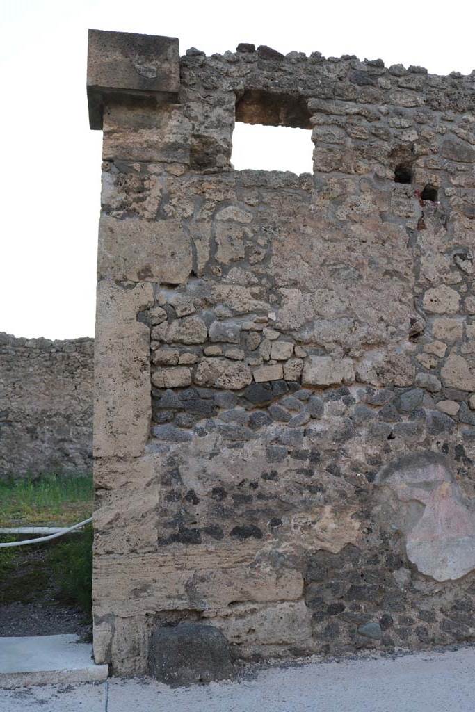 VI.7.9 Pompeii. December 2018. 
Front facade on north side of entrance doorway. Photo courtesy of Aude Durand.