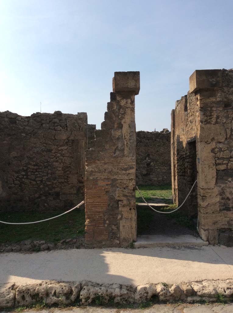 VI.7.9 Pompeii. October 2017. 
Pilaster between VI.7.8 and VI.7.9, which had the wall painting of the Procession of the Carpenters.  
Foto Taylor Lauritsen, ERC Grant 681269 DÉCOR.