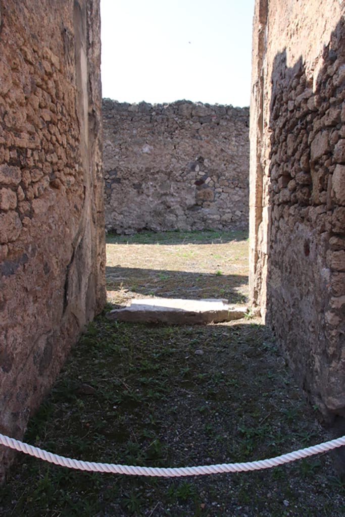 VI.7.9 Pompeii. October 2022. 
Looking west towards atrium along entrance corridor/fauces. Photo courtesy of Klaus Heese.
