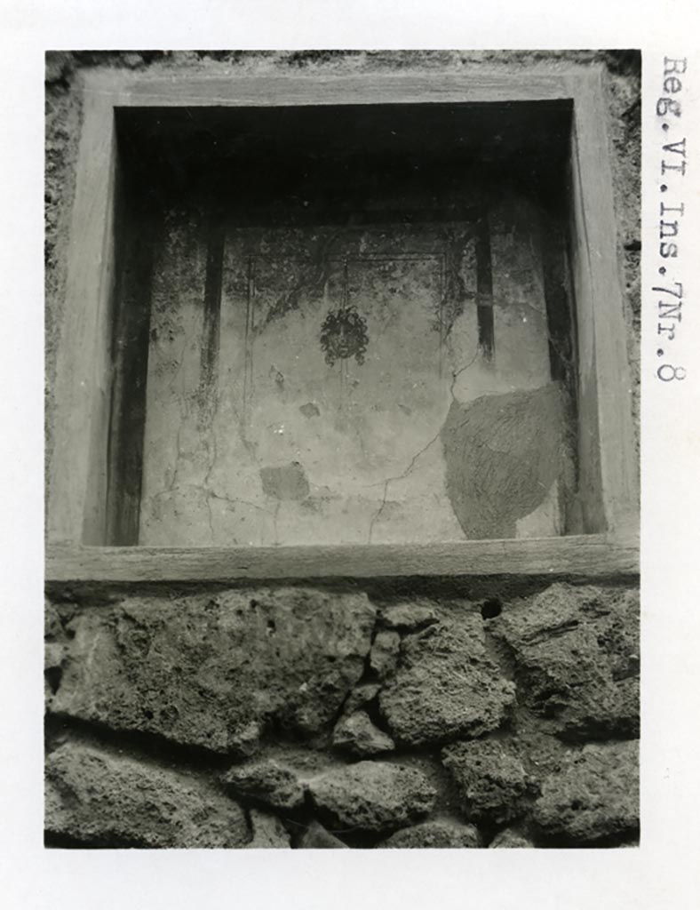 VI.7.9 Pompeii but shown as VI.7.8 on photo. Pre-1937-39. Painting in niche.
Photo courtesy of American Academy in Rome, Photographic Archive.  Warsher collection no. 1590.