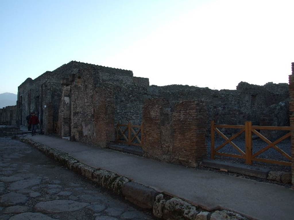 VI.7.10 Pompeii.  December 2006.  VI.7.10 is centre with VI.7.11 to right.