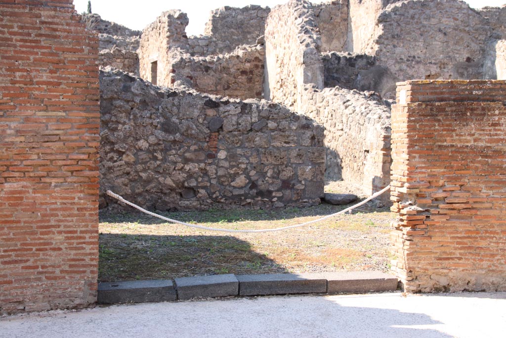 VI.7.10 Pompeii. October 2022. Looking west to entrance doorway. Photo courtesy of Klaus Heese.
