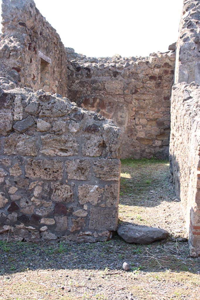 VI.7.10 Pompeii. October 2022. 
Doorway to a rear room in west wall. Photo courtesy of Klaus Heese.