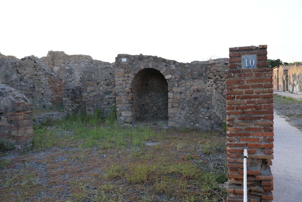 VI.7.10 Pompeii. December 2018. 
Looking north from entrance doorway towards arched recess in VI.7.11. Photo courtesy of Aude Durand.