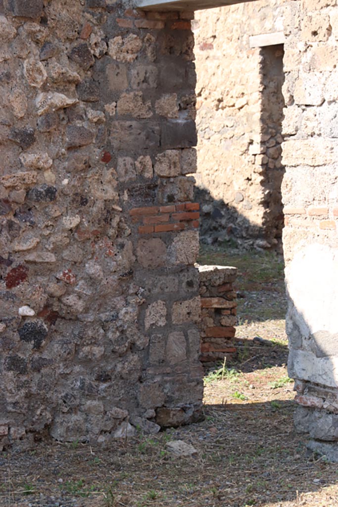 VI.7.15 Pompeii. October 2022. 
Looking north through doorway into yard from large room or triclinium. Photo courtesy of Klaus Heese.