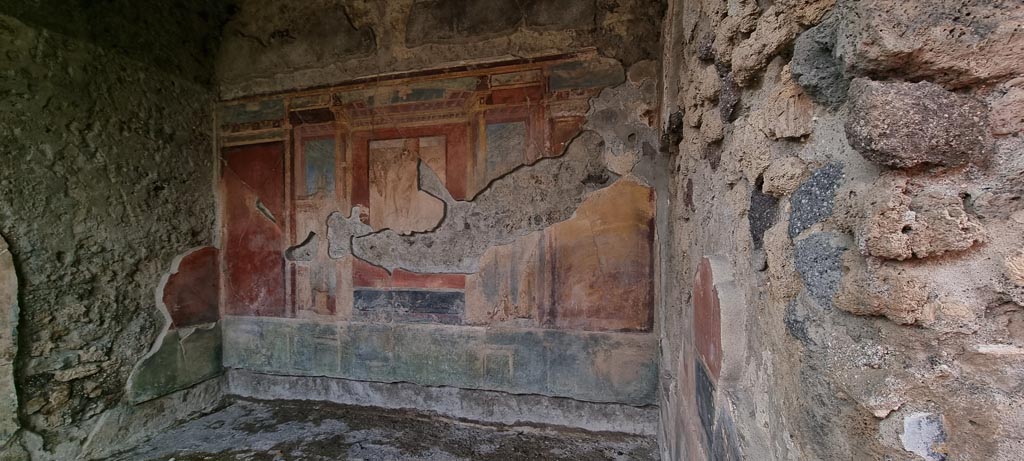 VI.7.18 Pompeii. December 2023. 
Looking towards south wall of second oecus on south side of peristyle. Photo courtesy of Miriam Colomer.