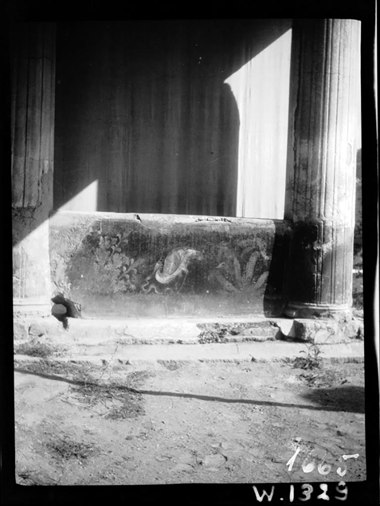 VI.7.18 Pompeii. W.1329. Looking towards west side of pluteus in peristyle, on north end of east portico.
According to Bragantini, this is from the wall in the east portico between the two columns on the north side.
Photo by Tatiana Warscher. Photo © Deutsches Archäologisches Institut, Abteilung Rom, Arkiv.