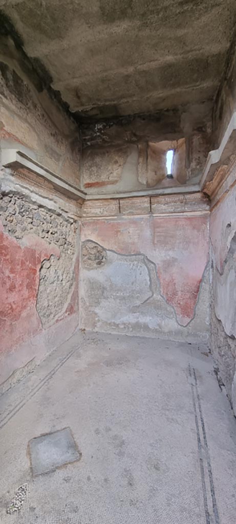 VI.7.18 Pompeii. December 2023.
Looking east in room on north side of entrance corridor. 
Photo courtesy of Miriam Colomer.