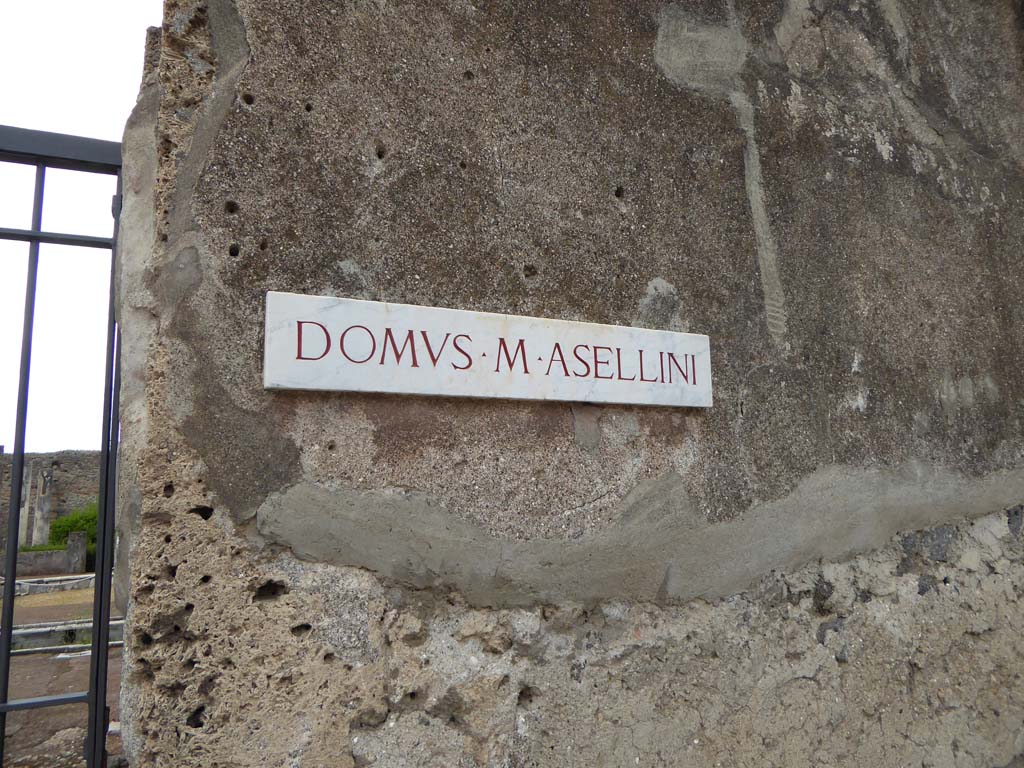 VI.7.18 Pompeii. September 2017. Name plaque on exterior wall on north side of doorway.
Foto Annette Haug, ERC Grant 681269 DÉCOR.