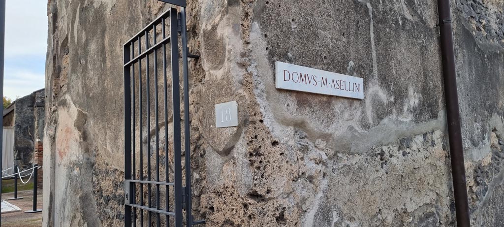 VI.7.18 Pompeii. December 2023. Wall on north side of entrance corridor, and external front wall. Photo courtesy of Miriam Colomer.