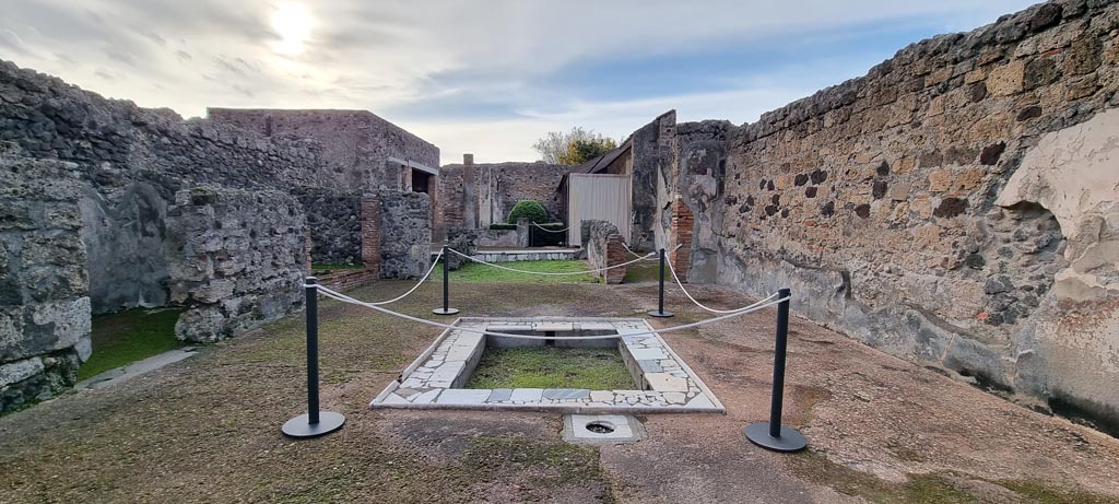 VI.7.18 Pompeii. December 2023. Looking west across atrium towards tablinum. Photo courtesy of Miriam Colomer.