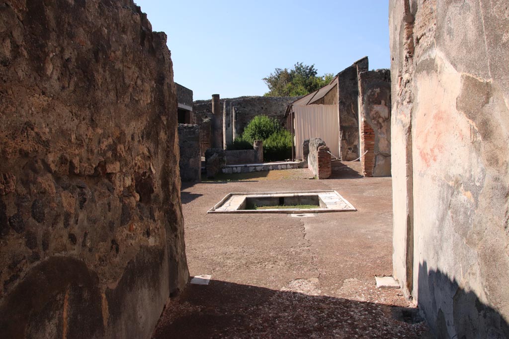 VI.7.18 Pompeii. October 2022. Looking west across atrium from entrance corridor. Photo courtesy of Klaus Heese.
