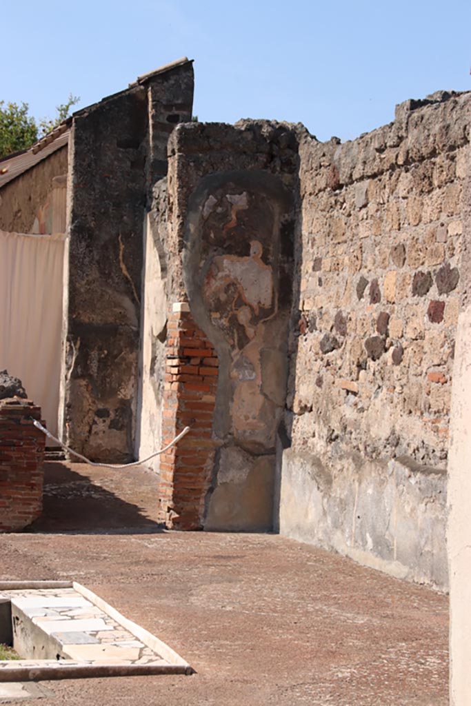 VI.7.18 Pompeii. October 2022. 
North side of atrium in north-west corner. Photo courtesy of Klaus Heese.