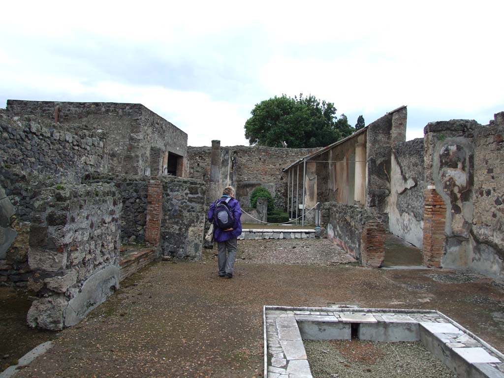 VI.7.18 Pompeii. December 2006. Looking west across atrium to tablinum and peristyle.