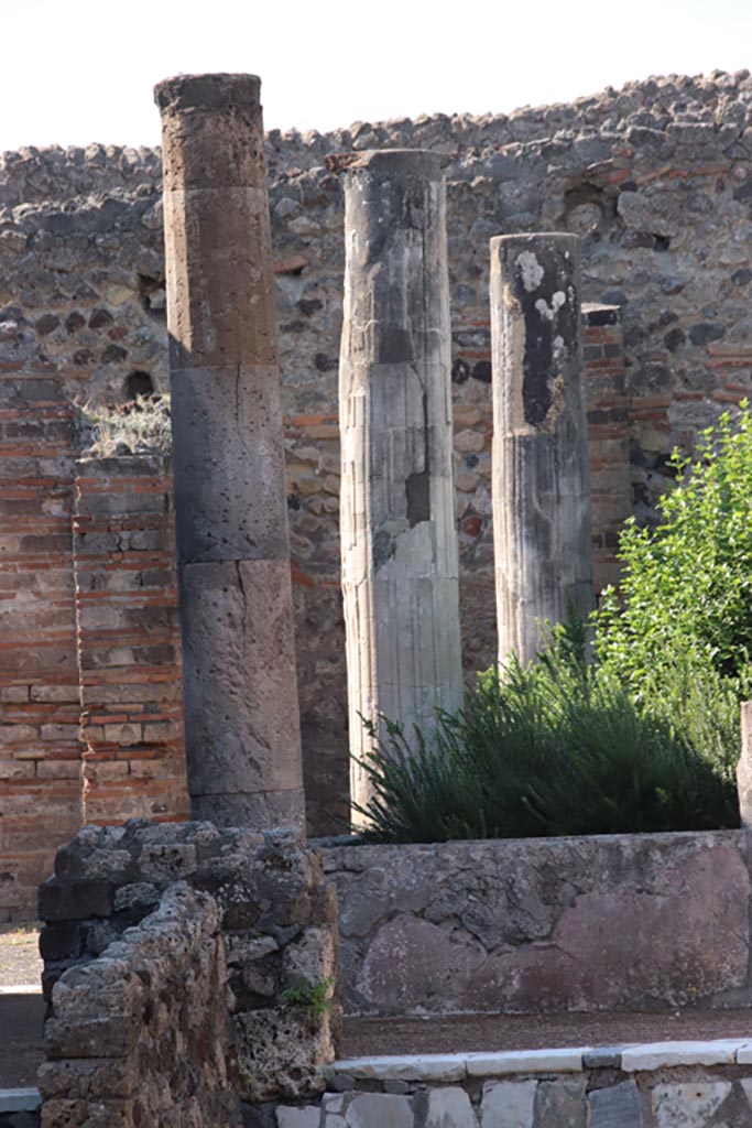 VI.7.18 Pompeii. October 2022. 
Looking west towards south side of peristyle. Photo courtesy of Klaus Heese.