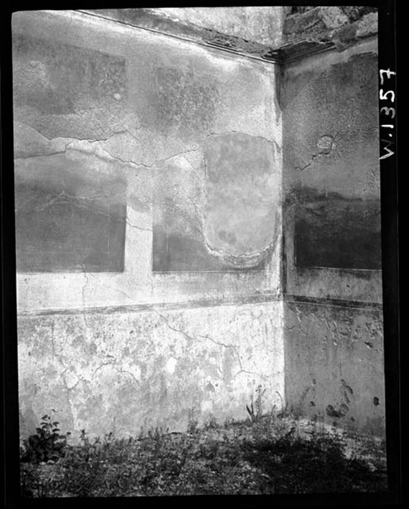 230451 Bestand-D-DAI-ROM-W.1357.jpg
VI.7.19 Pompeii. W.1357. North-east corner with remains of painted decoration in cubiculum on north side of atrium.
Photo by Tatiana Warscher. With kind permission of DAI Rome, whose copyright it remains. 
See http://arachne.uni-koeln.de/item/marbilderbestand/230451