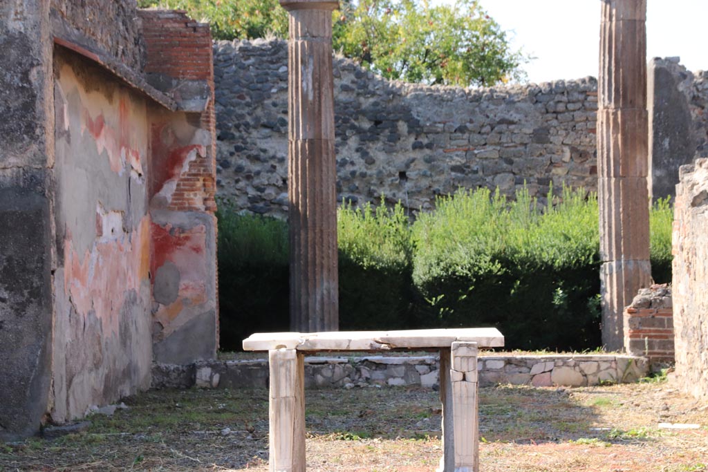 VI.7.19 Pompeii. October 2022. Looking west towards tablinum. Photo courtesy of Klaus Heese.