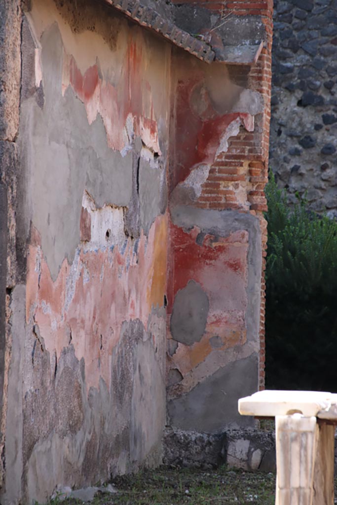 VI.7.19 Pompeii. October 2022. 
Detail of south wall and south-west corner of tablinum. Photo courtesy of Klaus Heese.