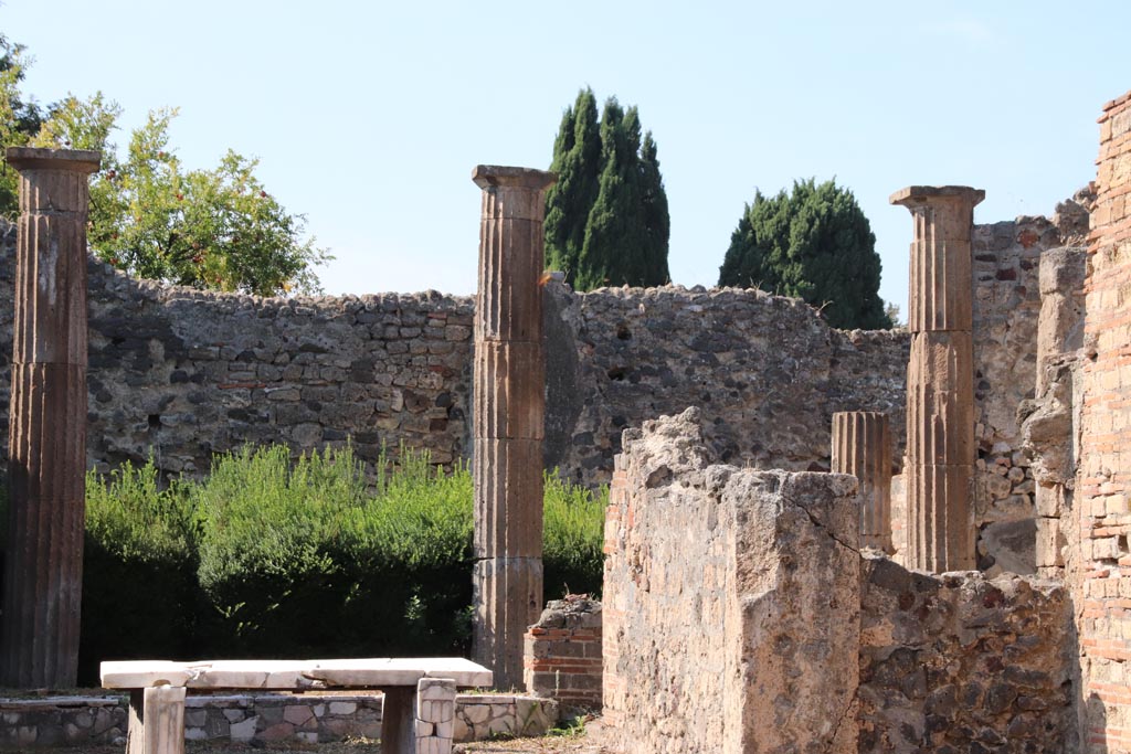VI.7.19 Pompeii. October 2022. Peristyle at rear of tablinum, on left, and oecus, on right. Photo courtesy of Klaus Heese.