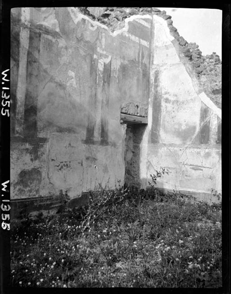 230616 Bestand-D-DAI-ROM-W.1355.jpg
VI.7.19 Pompeii. W.1355. North-east corner of exedra/oecus/triclinium, with small doorway into area under stairs.
Photo by Tatiana Warscher. With kind permission of DAI Rome, whose copyright it remains. 
See http://arachne.uni-koeln.de/item/marbilderbestand/230616