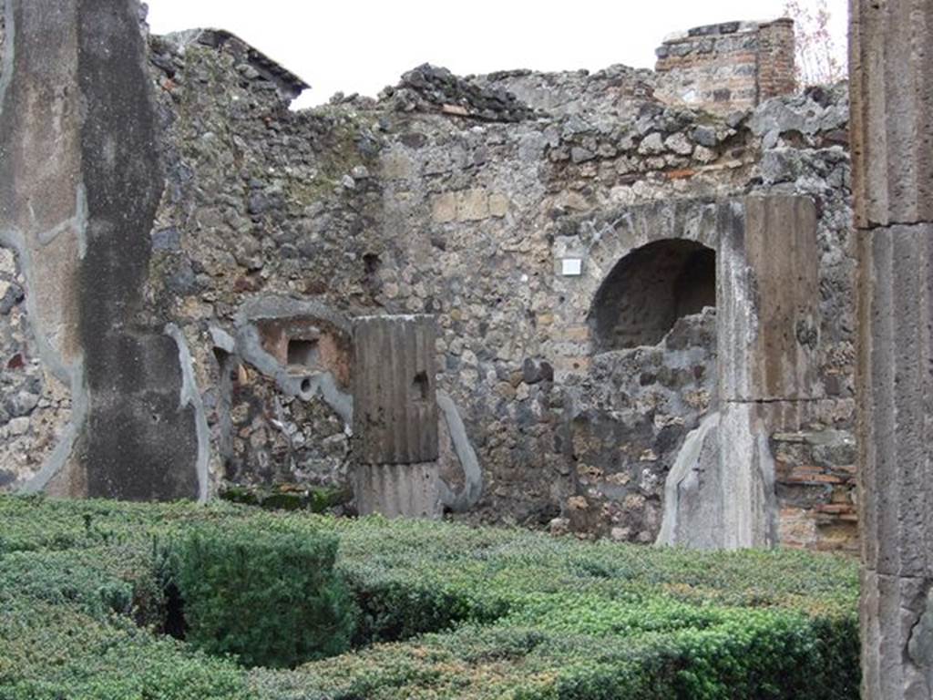VI.7.19 Casa di Inaco ed Io or House of Fabii Tyrannus and Iarinus.  Looking across garden to kitchen area.
