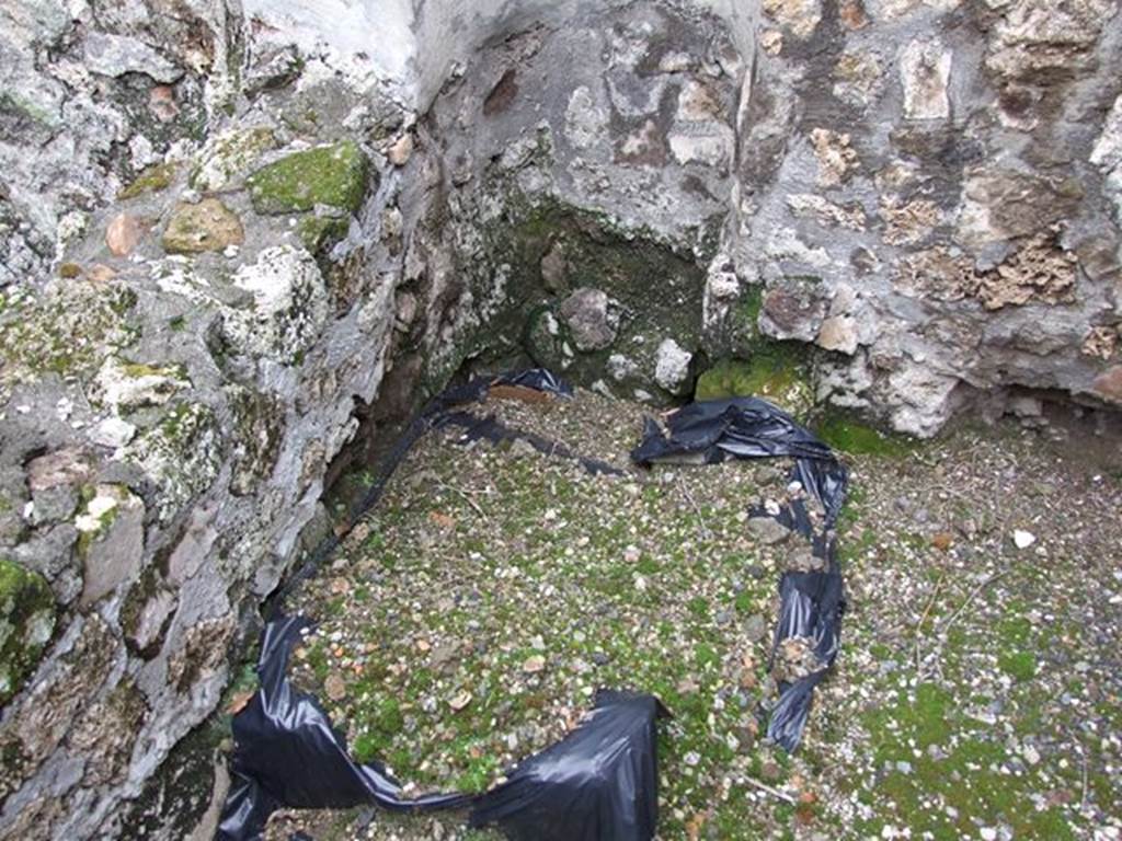 VI.7.19 Casa di Inaco ed Io or House of Fabii Tyrannus and Iarinus.  Kitchen area under niche.