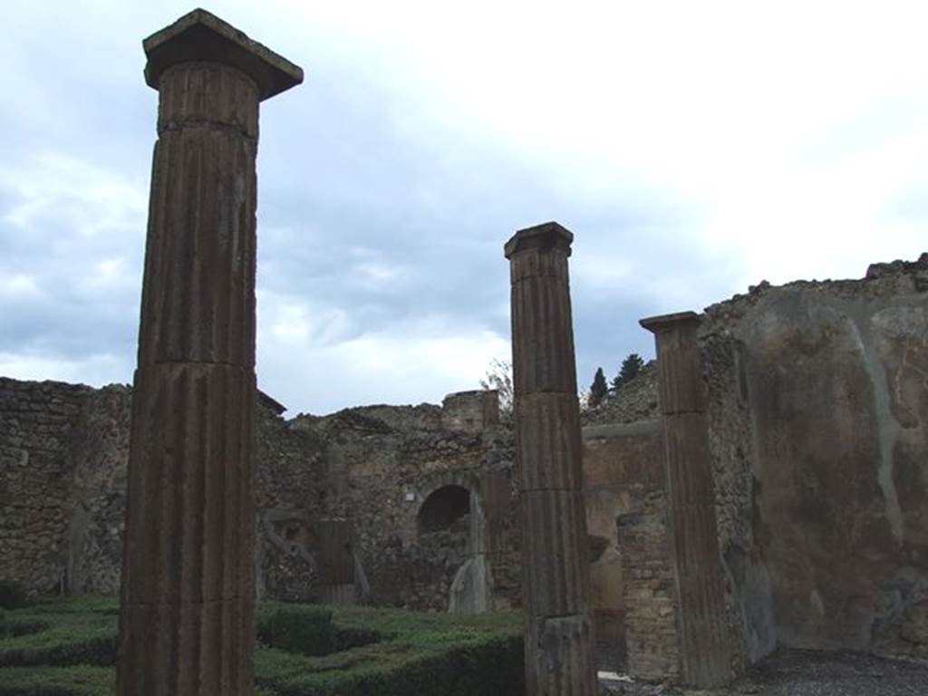 VI.7.19 Casa di Inaco ed Io or House of Fabii Tyrannus and Iarinus.  Looking across garden to kitchen area.