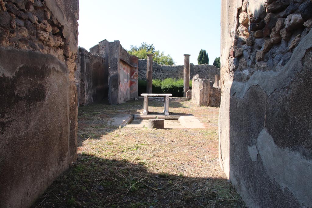 VI.7.19 Pompeii. October 2022. Looking west across atrium from entrance corridor. Photo courtesy of Klaus Heese.