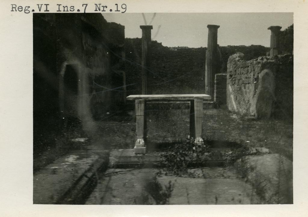 VI.7.19 Pompeii. Pre-1937-39. Looking west across impluvium in atrium towards marble table and tablinum.
Photo courtesy of American Academy in Rome, Photographic Archive. Warsher collection no. 460.