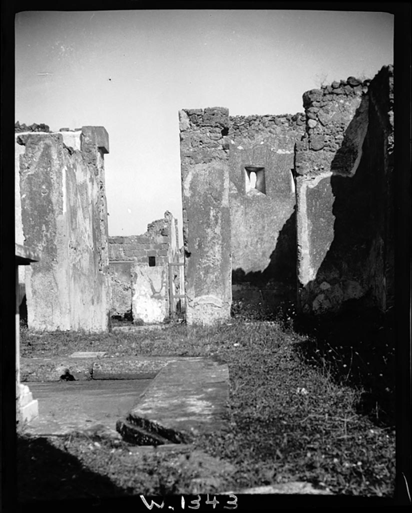 VI.7.19 Pompeii. W.1343. Looking east across south side of atrium towards entrance doorway.
Photo by Tatiana Warscher. Photo © Deutsches Archäologisches Institut, Abteilung Rom, Arkiv.