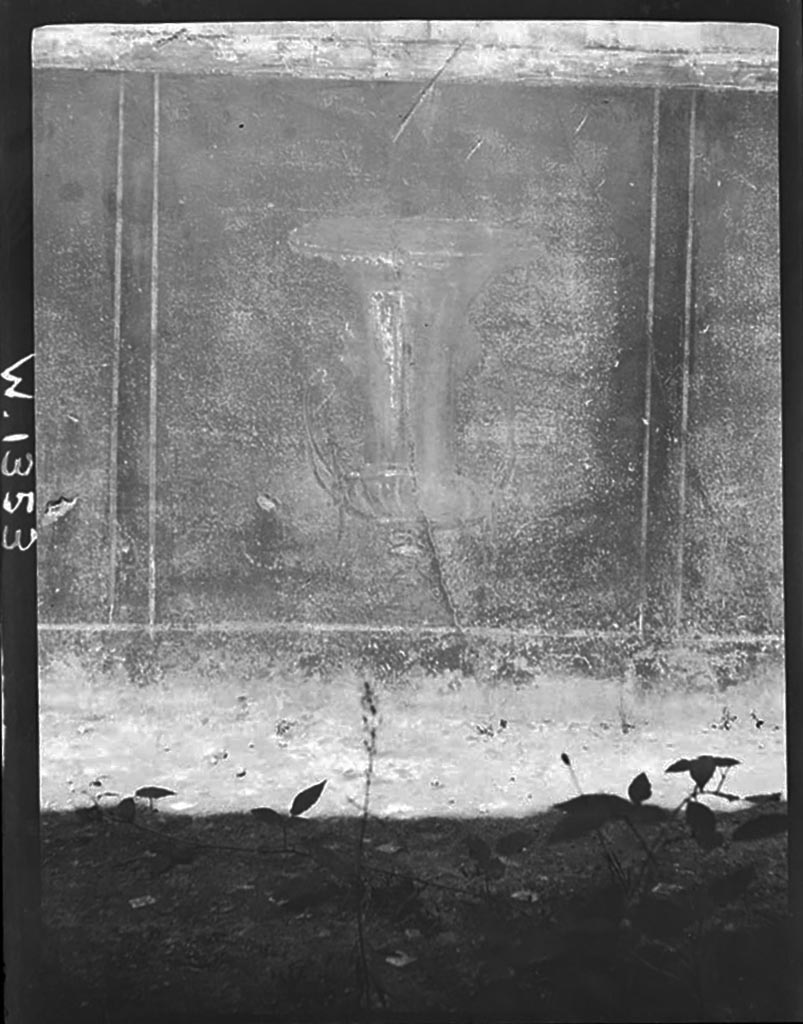 VI.7.19 Pompeii. W.1353. South wall of cubiculum on north side of entrance corridor.
According to Bragantini, in the centre of the south wall was a narrow panel with a painting of a golden wine-glass style crater.
See Bragantini, de Vos, Badoni, 1983. Pitture e Pavimenti di Pompei, Parte 2. Rome: ICCD. (p.153)
Photo by Tatiana Warscher. Photo © Deutsches Archäologisches Institut, Abteilung Rom, Arkiv.