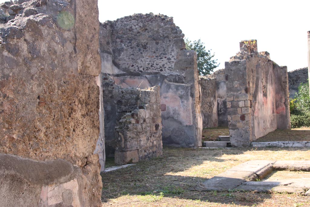 VI.7.20 Pompeii. October 2022. Looking west along south side of atrium. Photo courtesy of Klaus Heese.