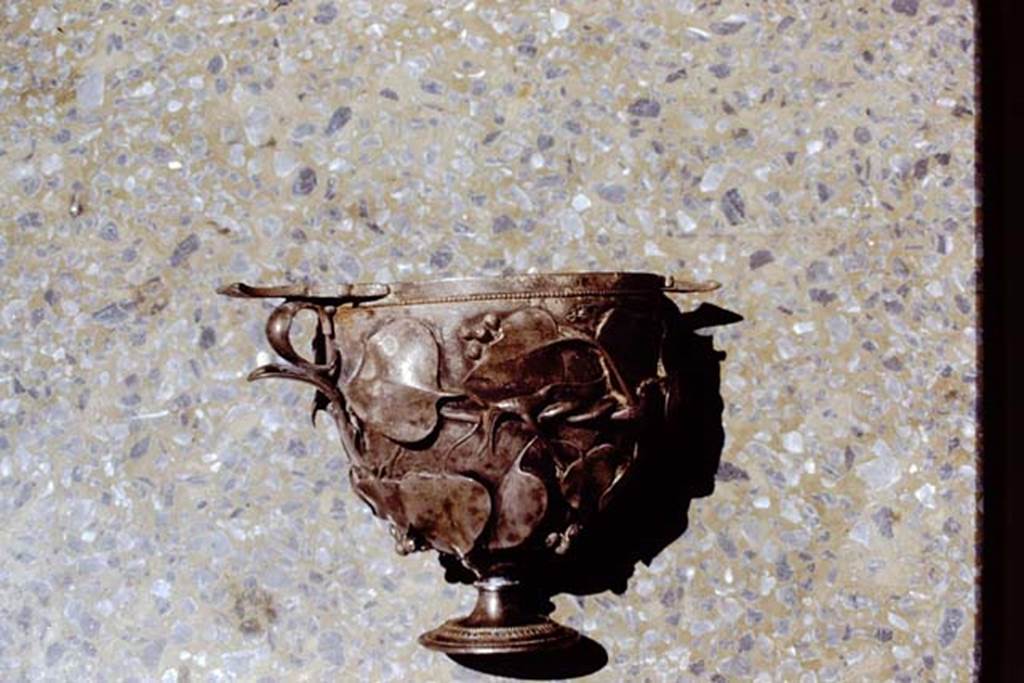 VI.7.20 Pompeii. 1971. Silver cup with horizontal and ring handles, decorated with a pattern of ivy leaves. Now in Naples Archaeological Museum. Inventory number 25377.
Photo by Stanley A. Jashemski.
Source: The Wilhelmina and Stanley A. Jashemski archive in the University of Maryland Library, Special Collections (See collection page) and made available under the Creative Commons Attribution-Non Commercial License v.4. See Licence and use details.
J71f0270