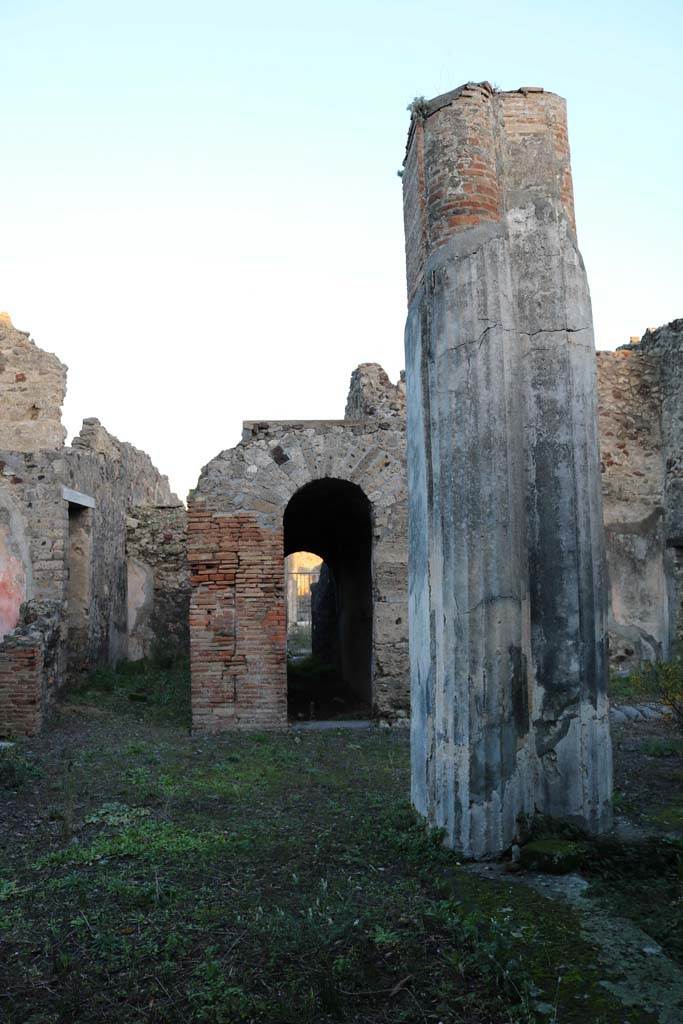 VI.7.20 Pompeii. December 2018. 
Looking east from north portico. Photo courtesy of Aude Durand.