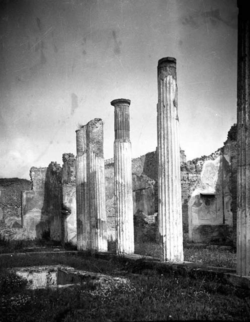 231616 Bestand-D-DAI-ROM-W.1233.jpg
VI.7.20 Pompeii. W1233. Looking north-east across peristyle. On the right between the columns, the north wall of the small exedra can be seen. This wall had a small medallion with a painting of a girl.
Photo by Tatiana Warscher. With kind permission of DAI Rome, whose copyright it remains. 
See http://arachne.uni-koeln.de/item/marbilderbestand/231616