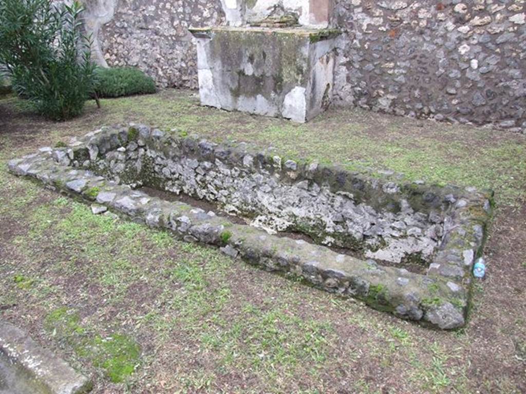 VI.7.20 Pompeii. December 2006. Peristyle pool. According to Jashemski, in the centre of the garden was a large rectangular pool which was 1.20 x 2.70m and 0.70m deep. Against the west wall was a very large aedicula shrine. Found in a recess in the portico were busts of Venus, a young boy and a woman.
See Jashemski, W. F., 1993. The Gardens of Pompeii, Volume II: Appendices. New York: Caratzas. (p.130)