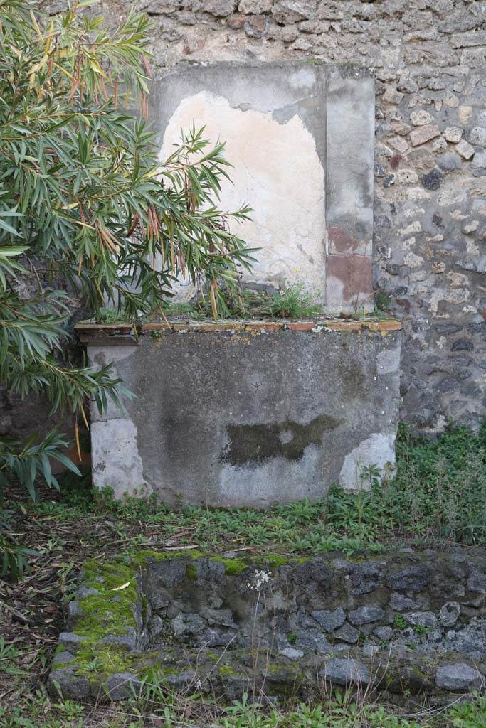 VI.7.20 Pompeii. December 2018. 
Shrine and pool near west wall of peristyle. Photo courtesy of Aude Durand