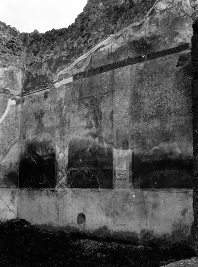 230779 Bestand-D-DAI-ROM-W.1236.jpg
VI.7.20 Pompeii. W.1236. Painted south-east corner and south wall of oecus.
Photo by Tatiana Warscher. With kind permission of DAI Rome, whose copyright it remains. 
See http://arachne.uni-koeln.de/item/marbilderbestand/230779