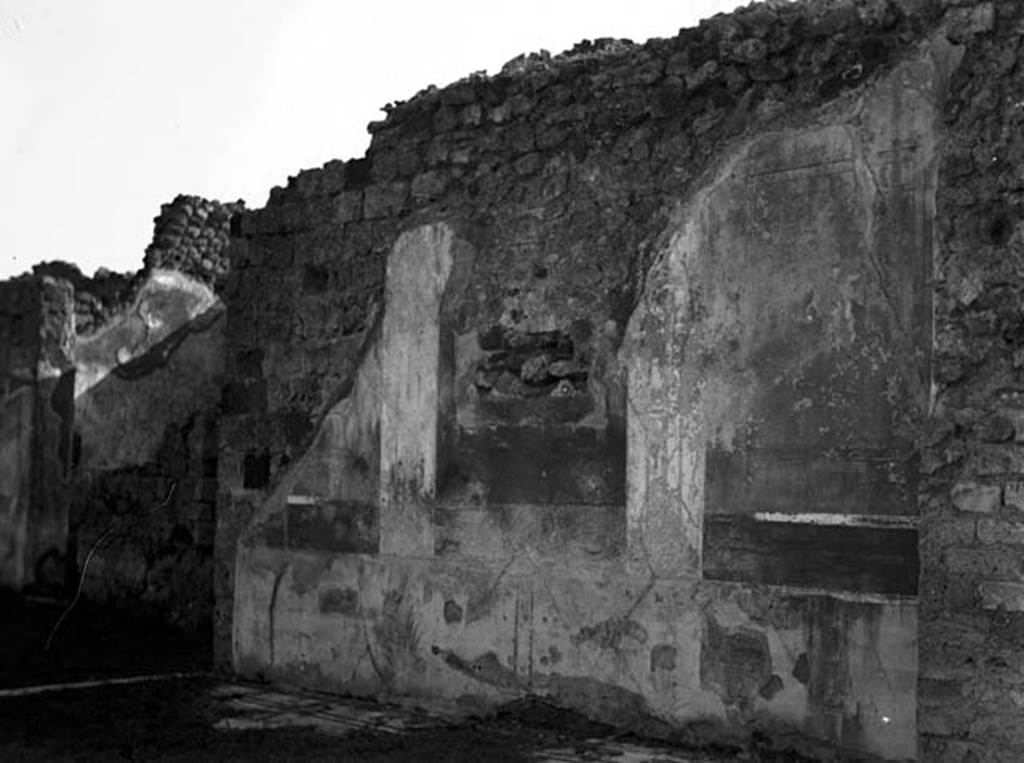 VI.7.20 Pompeii. W.1237. South wall of tablinum, looking south-east.
According to Bragantini, in the centre of the south wall would have been a painting of Endymion.
Now removed to the Naples Archaeological Museum, inventory number 9241.
See Bragantini, de Vos, Badoni, 1983. Pitture e Pavimenti di Pompei, Parte 2. Rome: ICCD. (p.156)
Photo by Tatiana Warscher. Photo © Deutsches Archäologisches Institut, Abteilung Rom, Arkiv.