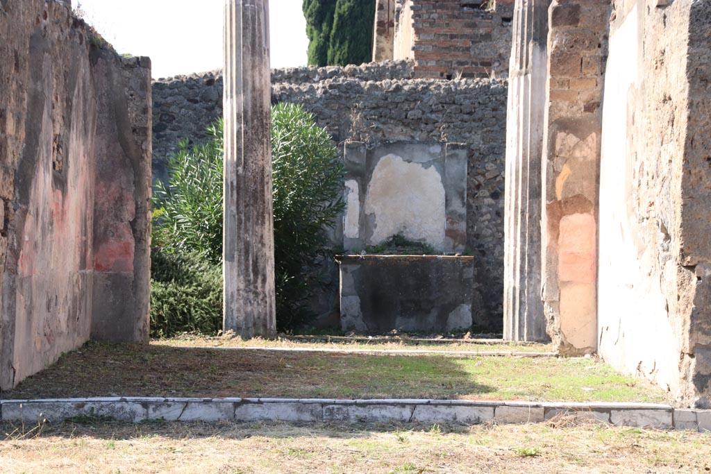 VI.7.20 Pompeii. October 2022. Looking west towards tablinum, and through to peristyle. Photo courtesy of Klaus Heese.