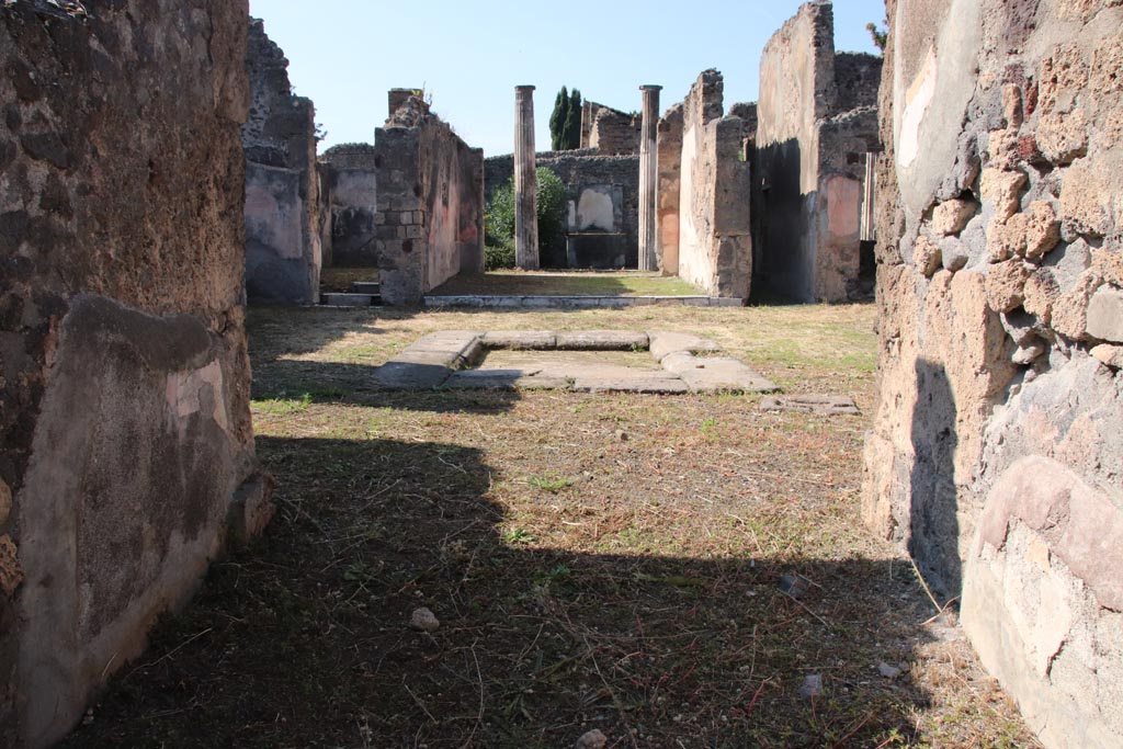 VI.7.20 Pompeii. October 2022. Looking west across atrium from entrance corridor. Photo courtesy of Klaus Heese.
